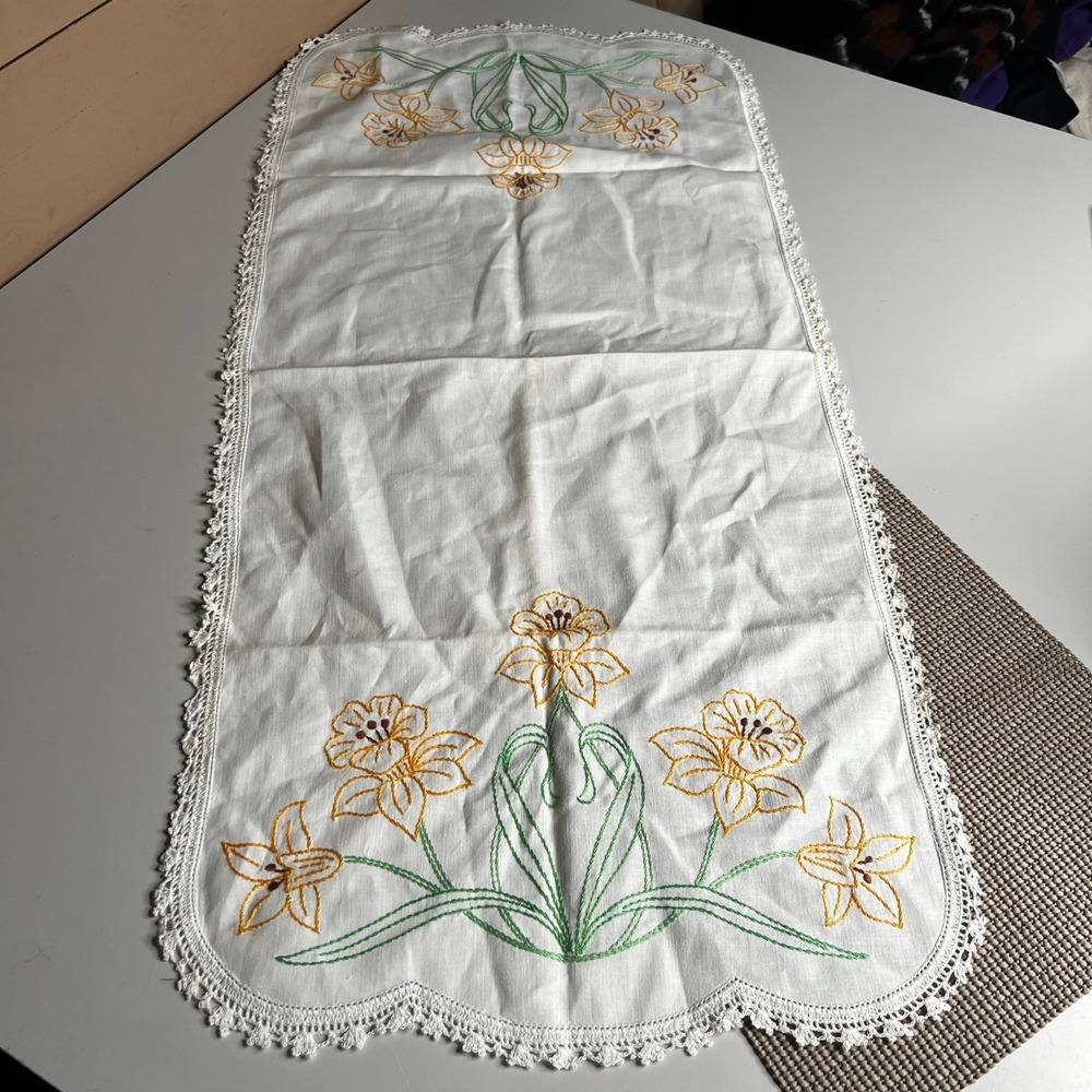 Vintage Hand Embroidered Daffodil Table Runner White Linen Crocheted Lace Trim